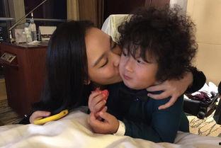 轩轩吃瓜照片,萌态十足，网友直呼可爱爆表