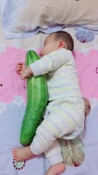 婴儿模仿妈妈吃瓜