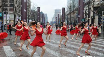 街头围观吃瓜图片