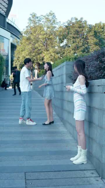 情侣吵架组团吃瓜,意外发现吃瓜团乐趣无限