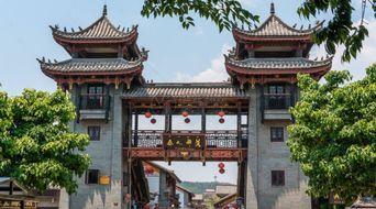 昆明彝人古镇吃瓜,瓜果飘香，品味彝家风情