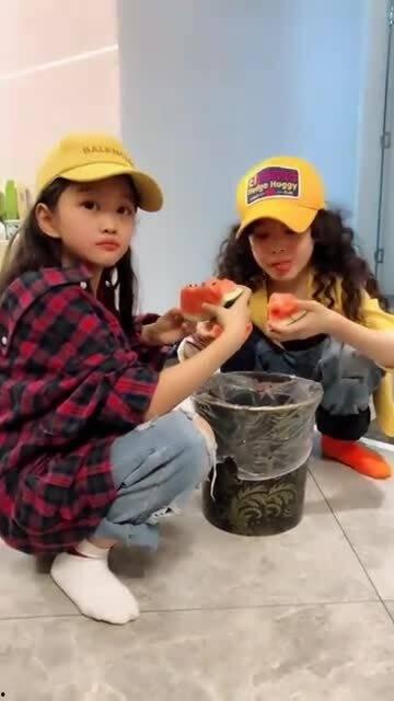 吃瓜女孩娃娃,揭秘娱乐圈背后的甜蜜与苦涩