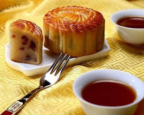 瓜妹吃月饼,传承传统美食文化