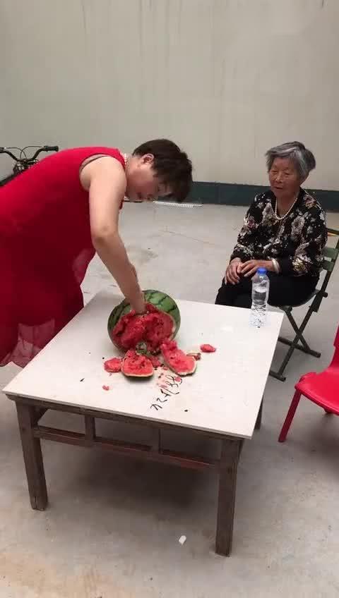 女汉子吃瓜趣事,辣味人生，笑料连连